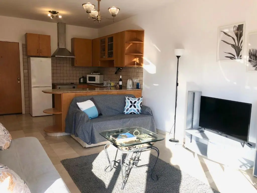 Лимассол: 1 bedroom flat, prime location near sea, sleeps 4