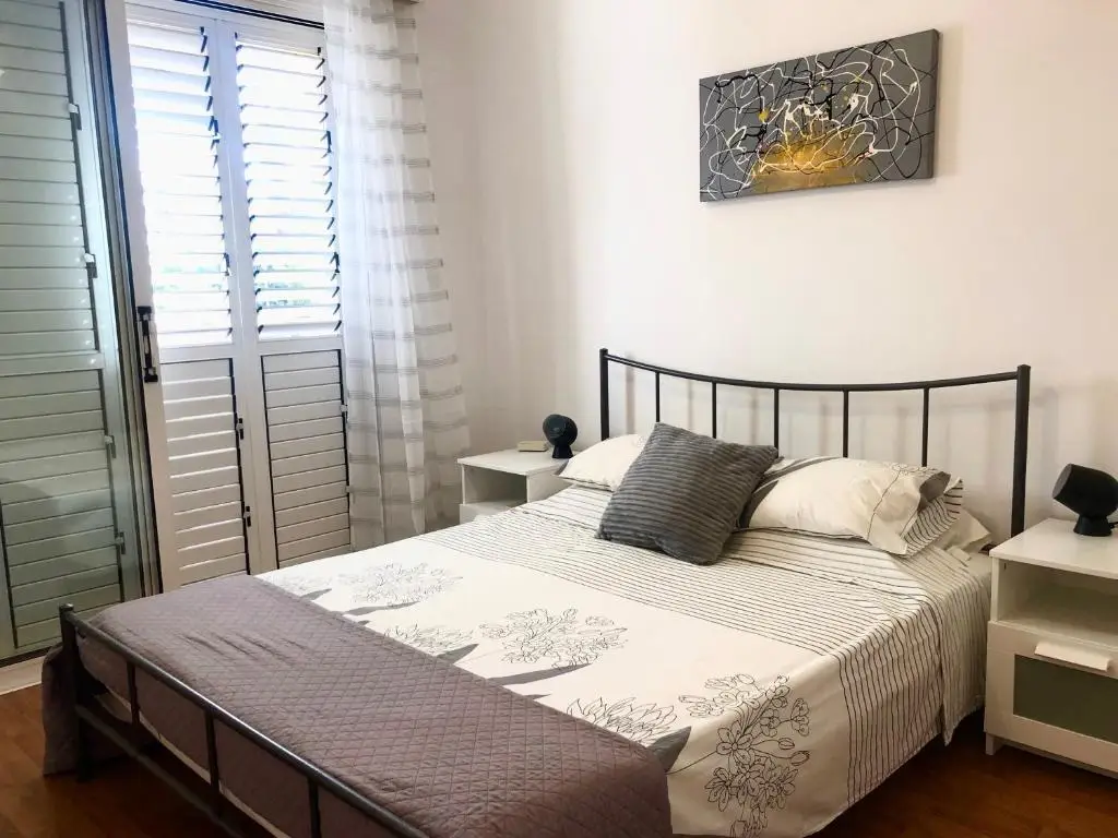 Лимассол: 1 bedroom flat, prime location near sea, sleeps 4