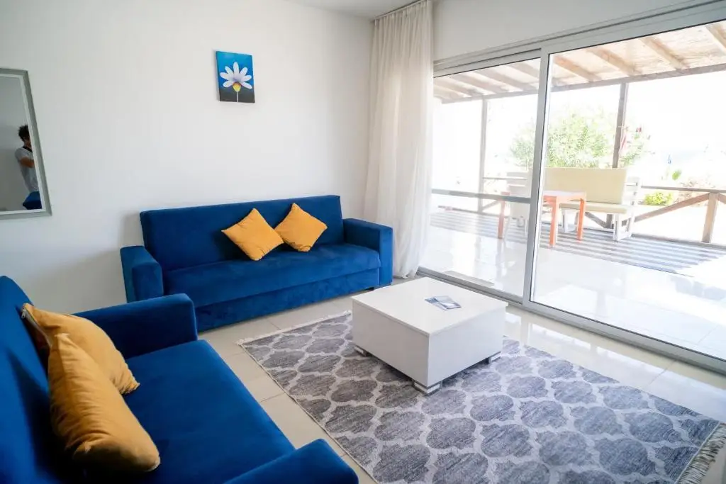 Алсанджак: Spacious Three-Bedroom Apartment with Sea View A2