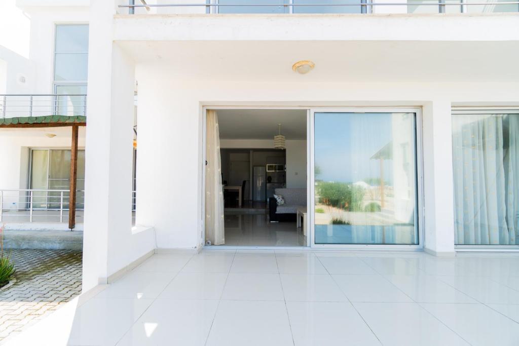 Алсанджак: Spacious Three-Bedroom Apartment with Sea View A2