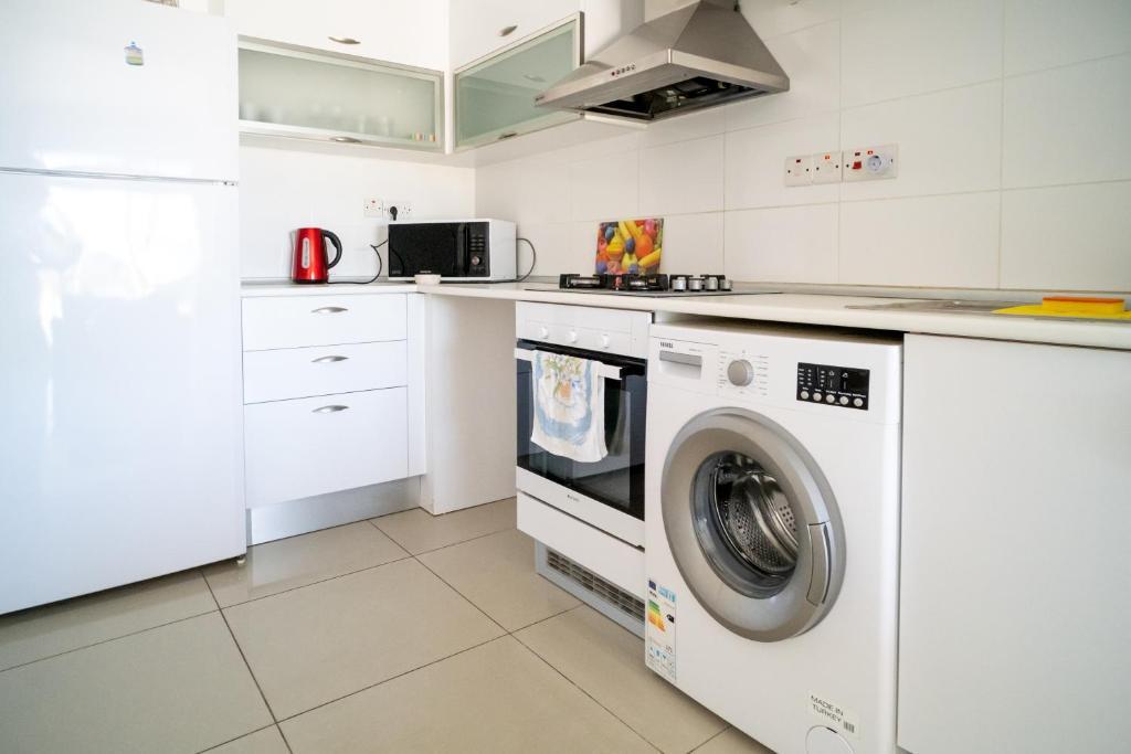 Алсанджак: Spacious Three-Bedroom Apartment with Sea View A2