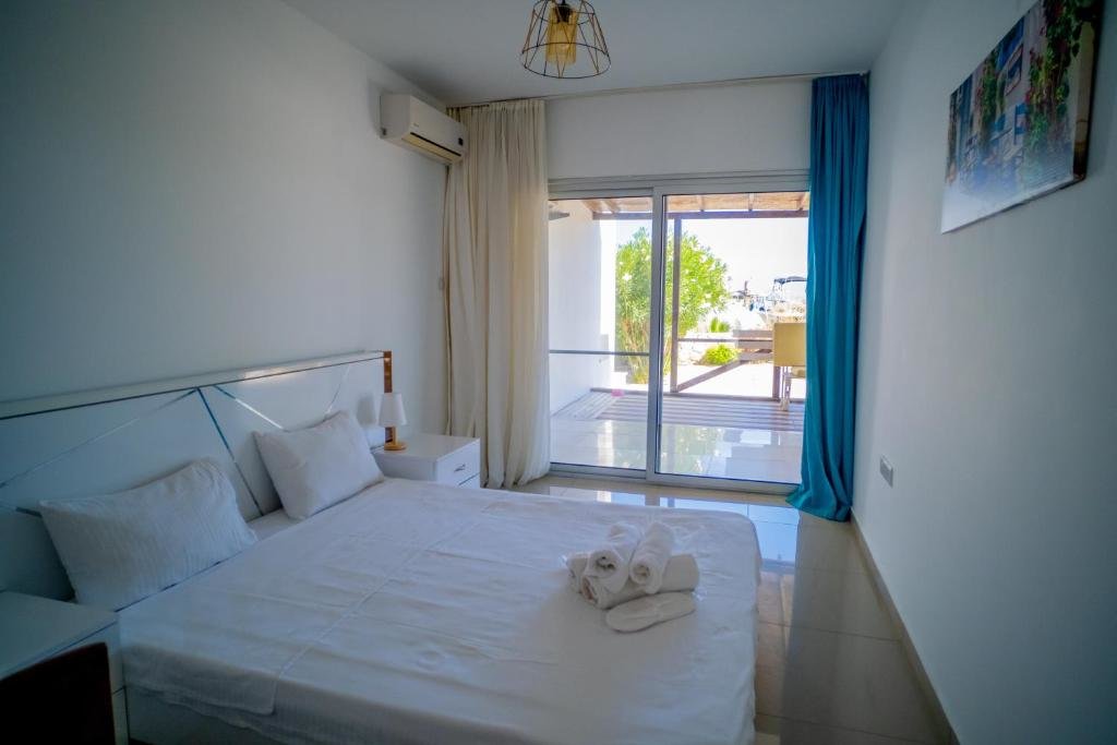 Алсанджак: Spacious Three-Bedroom Apartment with Sea View A2