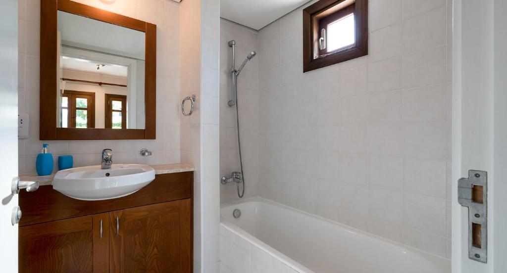 Куклия: 2 bedroom Apartment Helena with private garden, Aphrodite Hills Resort
