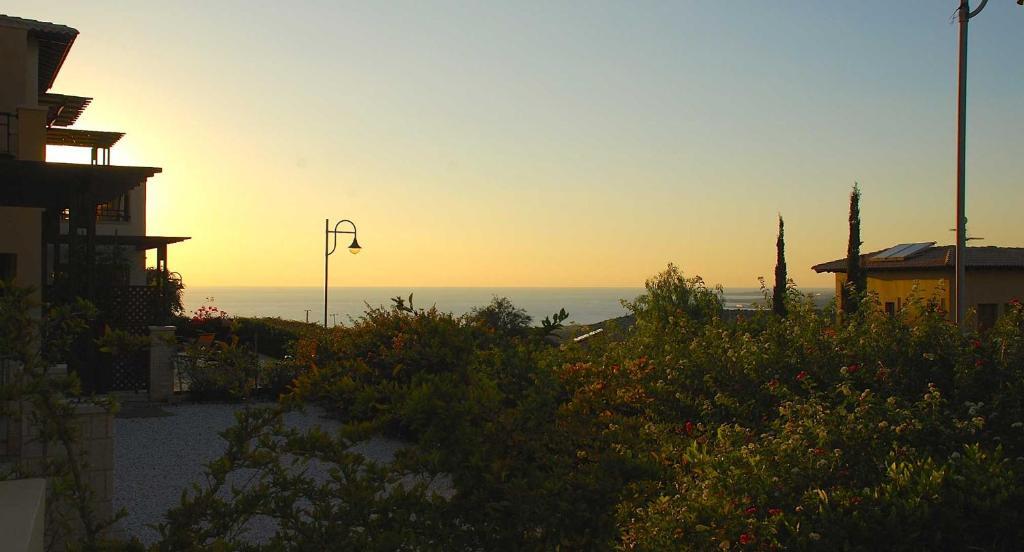 2 bedroom Apartment Pomos with garden and sea views, Aphrodite Hills Resort — фото 1