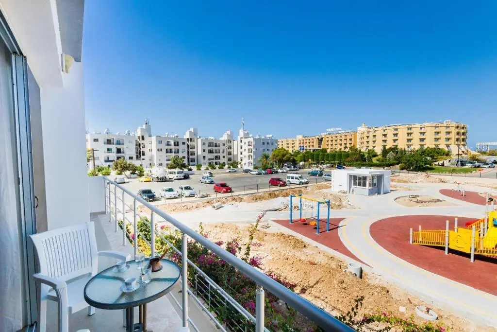Comfortable One-Bedroom Apartment near the Sea and Casino Merit Park Sel 2-6 — фото 1