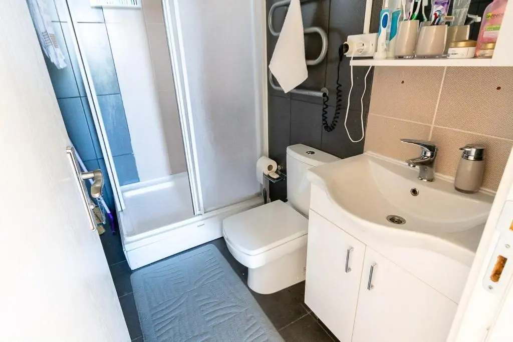 Кирения: Beautiful Two-Bedroom Apartment near the Sea Sel 6-5