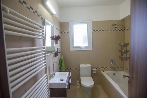 Протарас: The Ultimate 5 Star Holiday Villa in Paralimni with Private Pool And Close To the Beach, Paralimni Villa 1199