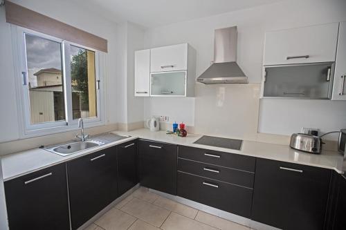 Протарас: The Ultimate 5 Star Holiday Villa in Paralimni with Private Pool And Close To the Beach, Paralimni Villa 1199