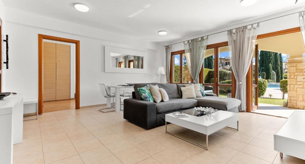 Куклия: Pool side ground floor apartment BF02 - Theseus Village, Aphrodite Hills Resort