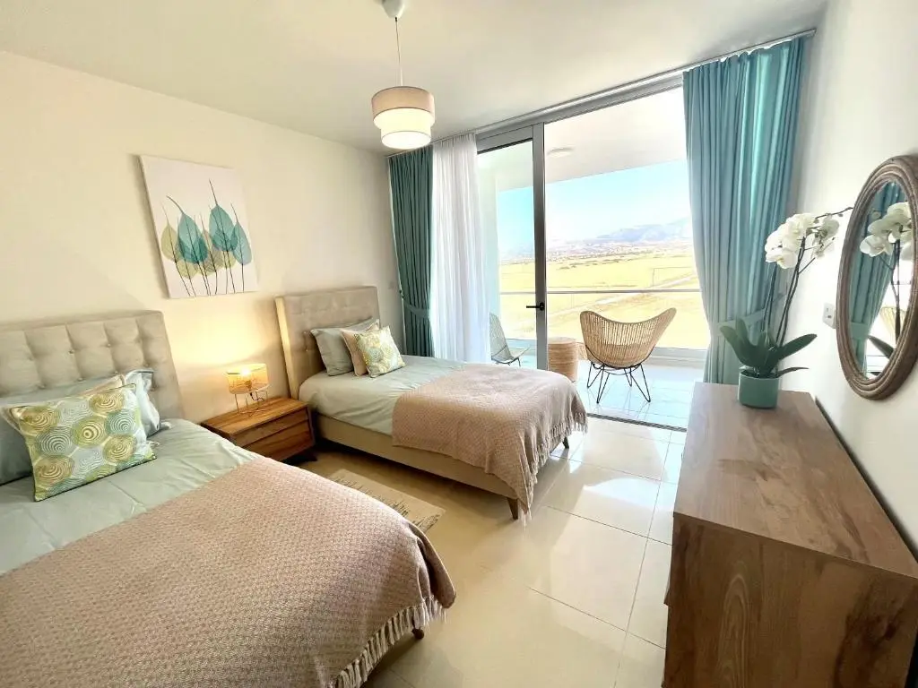Beautiful Sea & Mountain Views Apartment in Iskele, North Cyprus — фото 1