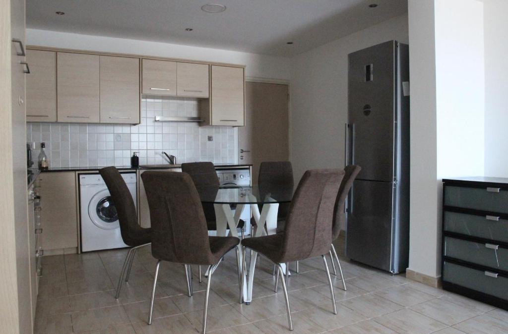 Lovely 2 bedroom ground floor apartment — фото 1