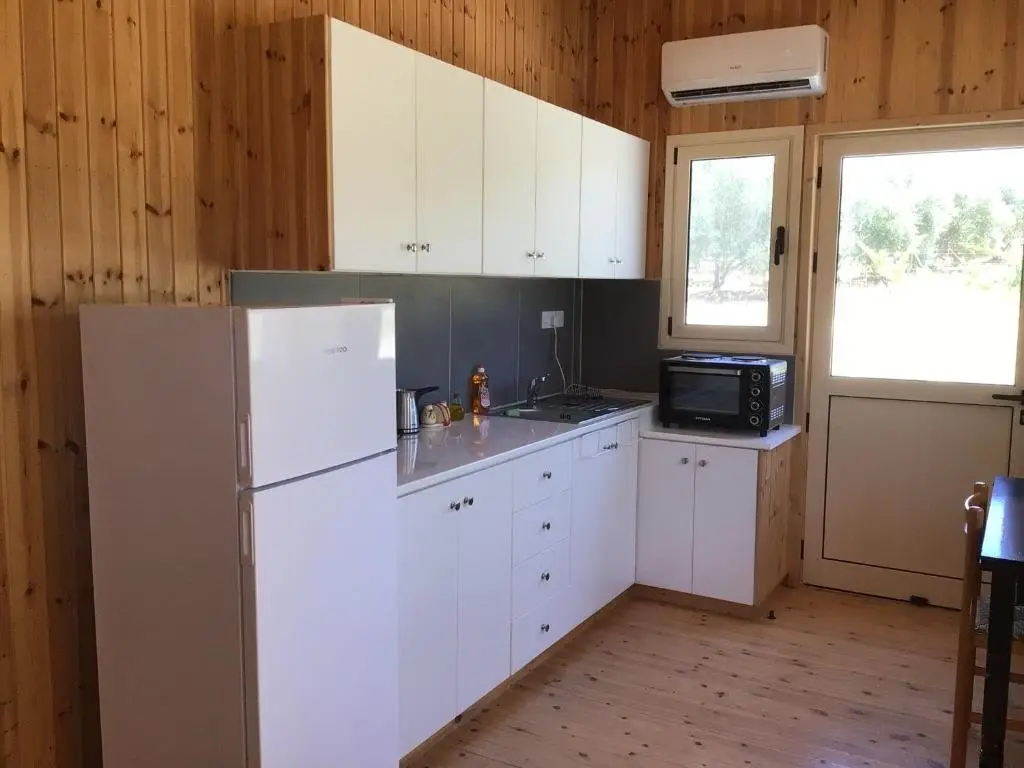 Стени: Pervolaris Cottages 2