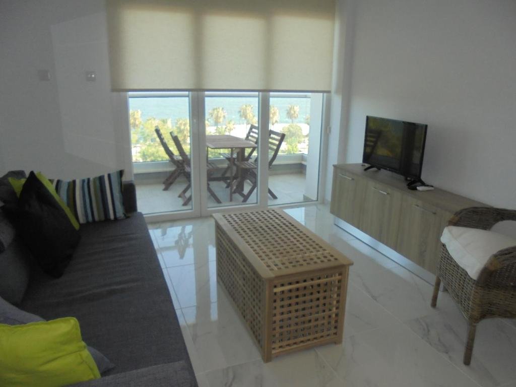 Kermia Court - Beach-front, modern 2 bedroom -sleeps 6 — фото 1