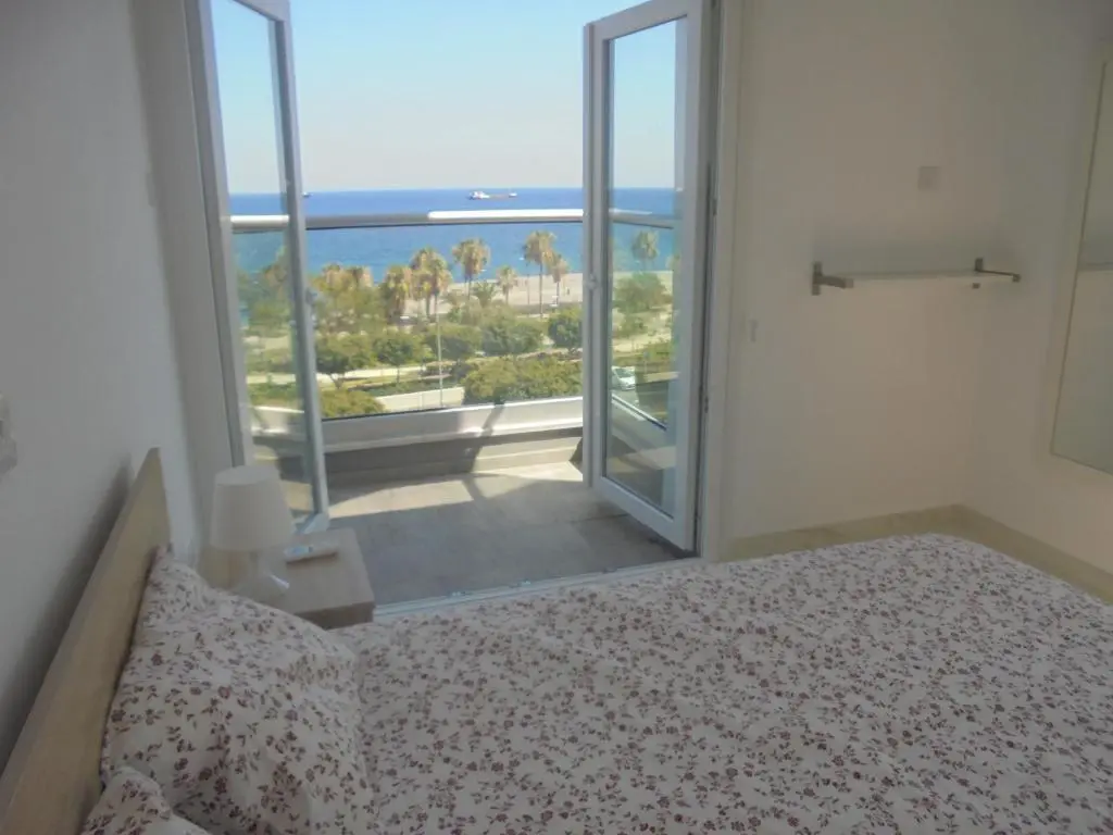Лимассол: Kermia Court - Beach-front, modern 2 bedroom -sleeps 6