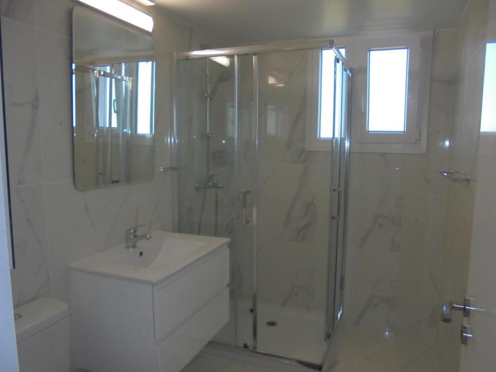 Лимассол: Kermia Court - Beach-front, modern 2 bedroom -sleeps 6