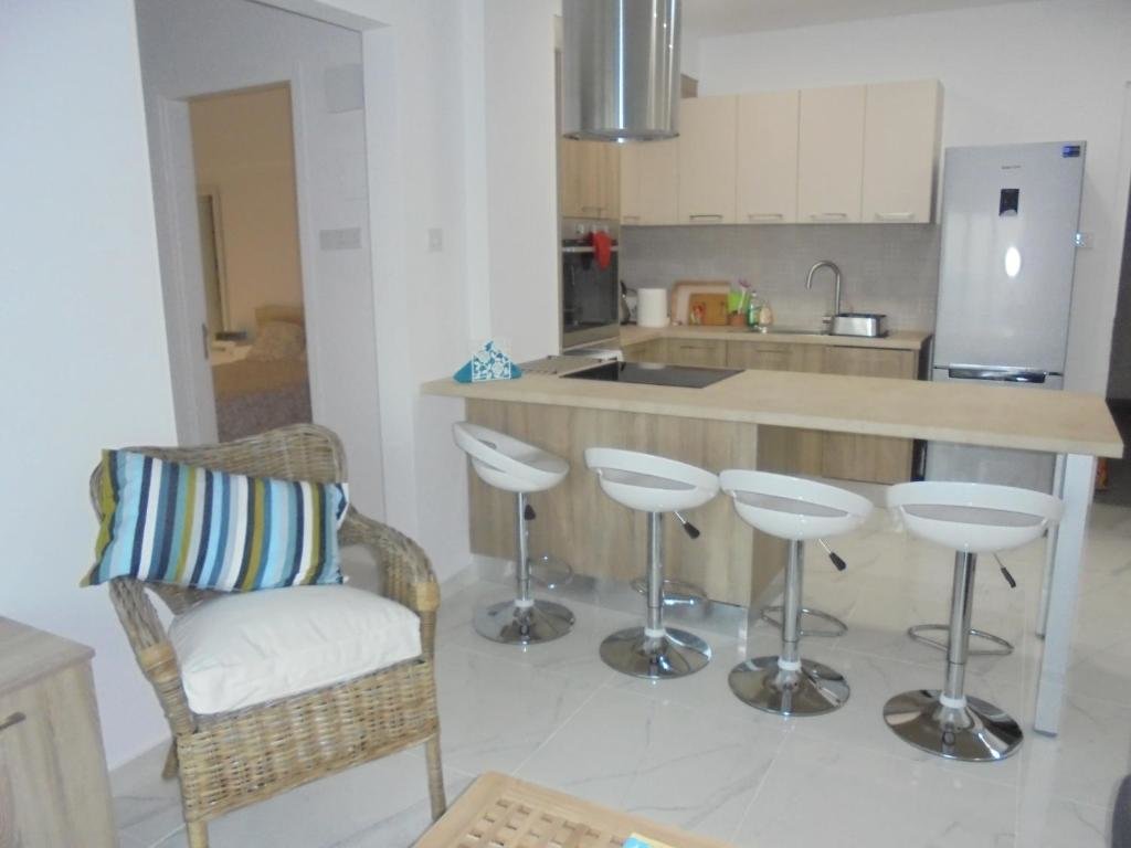 Лимассол: Kermia Court - Beach-front, modern 2 bedroom -sleeps 6