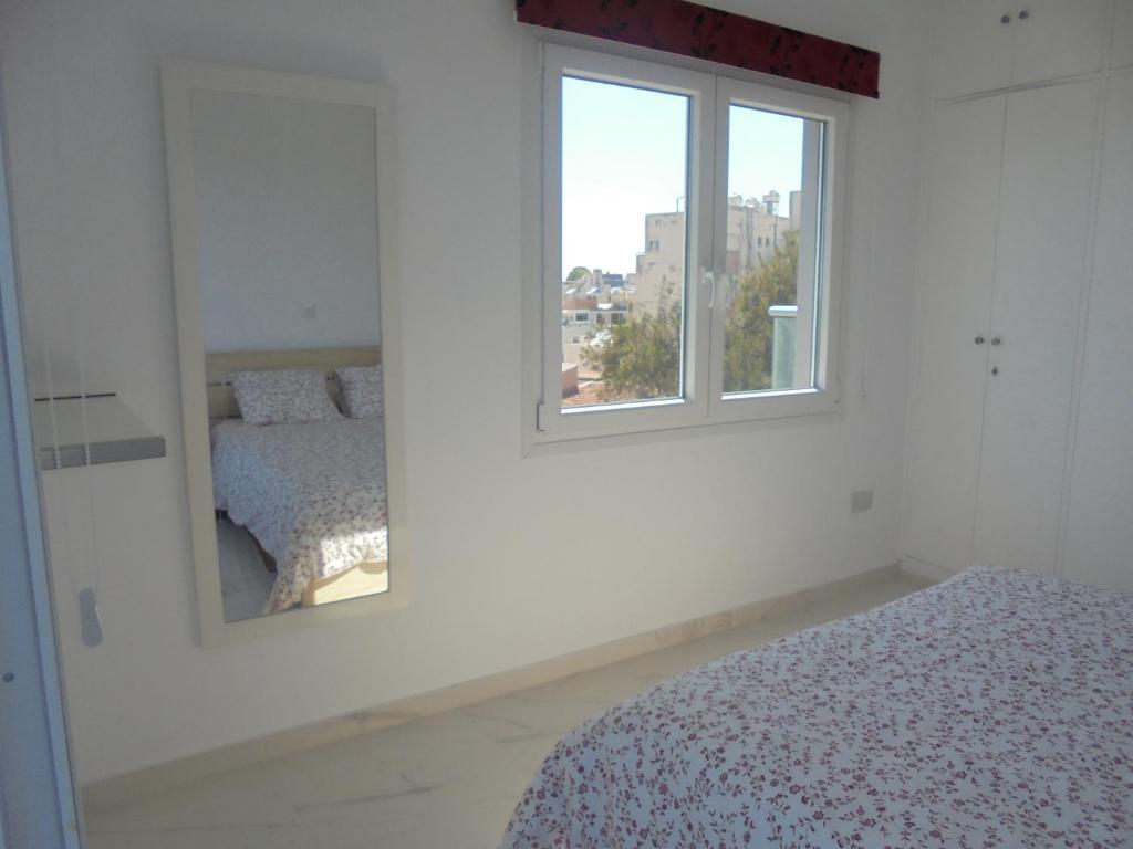 Лимассол: Kermia Court - Beach-front, modern 2 bedroom -sleeps 6