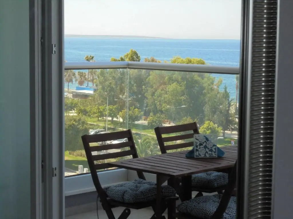 Лимассол: Kermia Court - Beach-front, modern 2 bedroom -sleeps 6