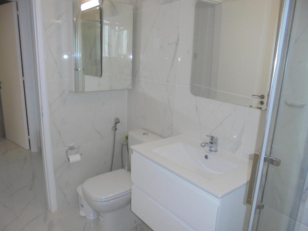 Лимассол: Kermia Court - Beach-front, modern 2 bedroom -sleeps 6