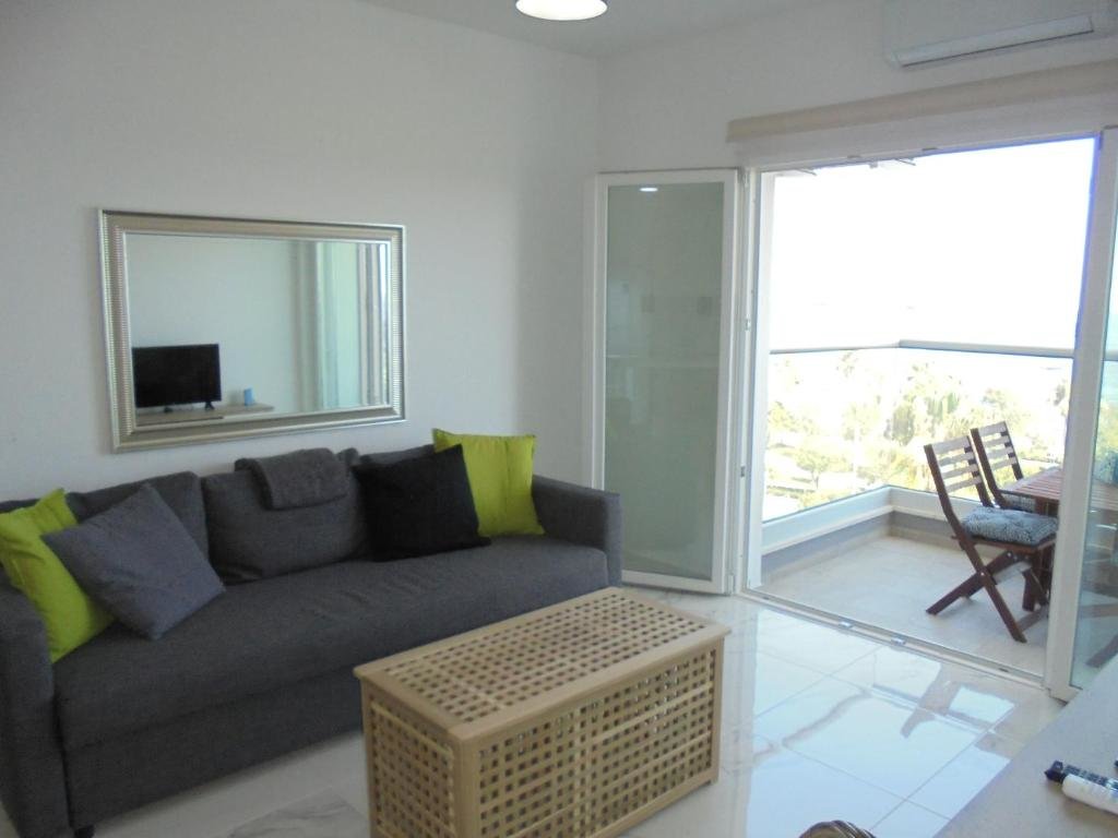Лимассол: Kermia Court - Beach-front, modern 2 bedroom -sleeps 6