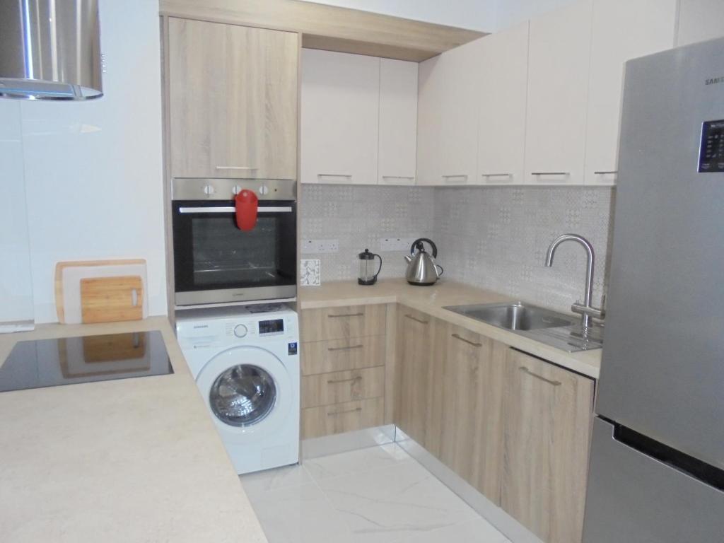 Лимассол: Kermia Court - Beach-front, modern 2 bedroom -sleeps 6