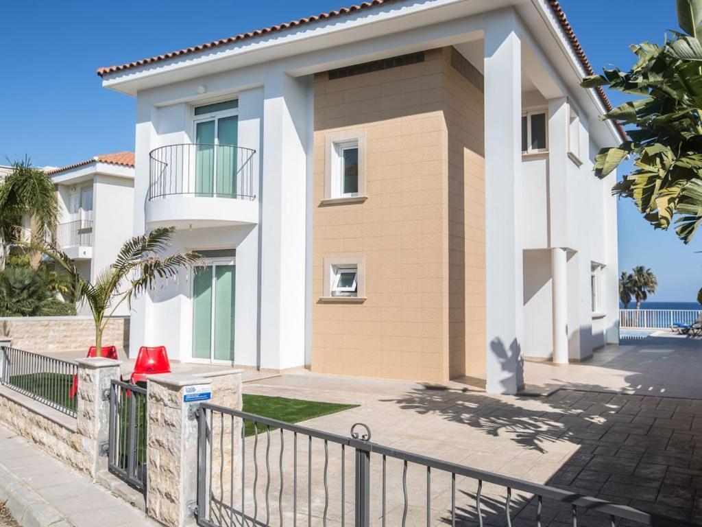 Villa Mesogi Seafront Stunning 4BDR Fontline Protaras Villa — фото 1