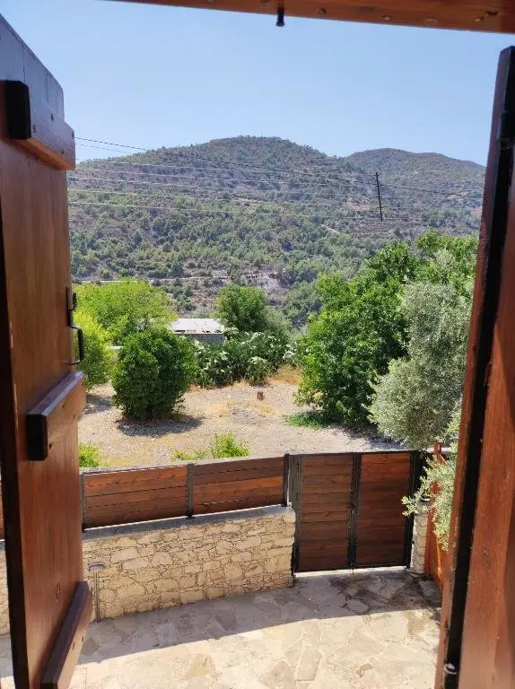 Какопетрия: The Stonehouse Suites