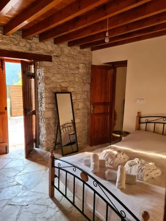 Какопетрия: The Stonehouse Suites