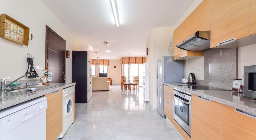 Агиос Тихонас: Amathusa Coastal Heights Apartment No. 203