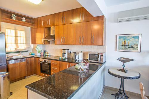 Протарас: Picture Relaxing Beside Your Private Pool in Protaras Reading Your Favourite Book, Protaras Villa 1320