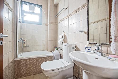 Протарас: Picture Relaxing Beside Your Private Pool in Protaras Reading Your Favourite Book, Protaras Villa 1320