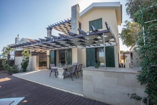 Picture Relaxing Beside Your Private Pool in Protaras Reading Your Favourite Book, Protaras Villa 1320 — фото 1