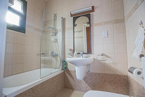 Протарас: Picture Relaxing Beside Your Private Pool in Protaras Reading Your Favourite Book, Protaras Villa 1320