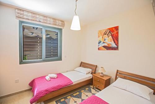 Протарас: Picture Relaxing Beside Your Private Pool in Protaras Reading Your Favourite Book, Protaras Villa 1320