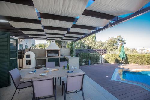 Протарас: Picture Relaxing Beside Your Private Pool in Protaras Reading Your Favourite Book, Protaras Villa 1320