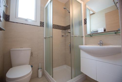 Протарас: Beautiful 5 Star Holiday Villa in a Prime Location in Paralimni, Book Early To Secure Your Dates, Paralimni Villa 1242