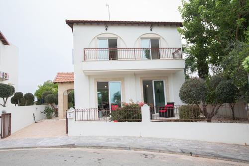 Протарас: Beautiful 5 Star Holiday Villa in a Prime Location in Paralimni, Book Early To Secure Your Dates, Paralimni Villa 1242