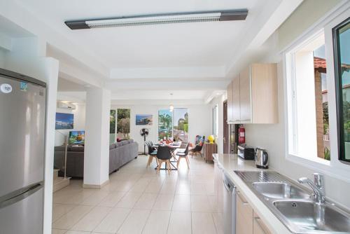 Протарас: Beautiful 5 Star Holiday Villa in a Prime Location in Paralimni, Book Early To Secure Your Dates, Paralimni Villa 1242