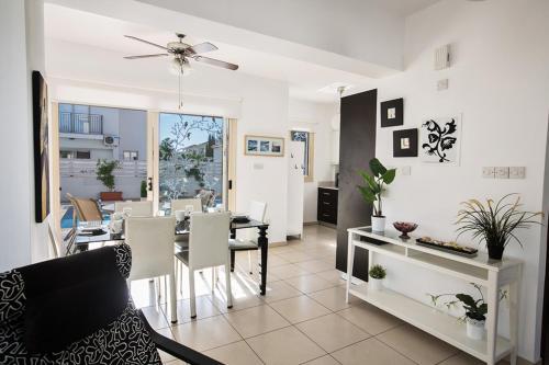 Протарас: Imagine Your Family Renting a Luxury Holiday Villa Close To Paralimni’S Main Attractions, Paralimni Villa 1288