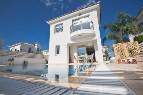 Imagine Your Family Renting a Luxury Holiday Villa Close To Paralimni’S Main Attractions, Paralimni Villa 1288 — фото 1