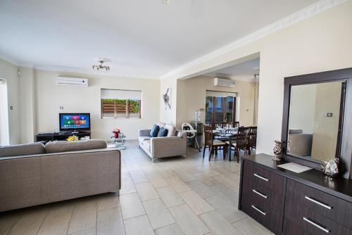 Паралимни: Imagine Your Family Renting a Luxury Holiday Villa Close To Paralimni’S Main Attractions, Paralimni Villa 1221