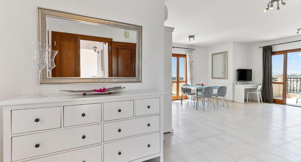 Куклия: Charming Apartment MZ11 with beautiful coastal views Aphrodite Hills Resort
