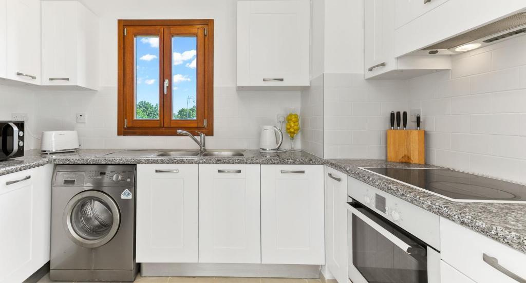 Куклия: Charming Apartment MZ11 with beautiful coastal views Aphrodite Hills Resort