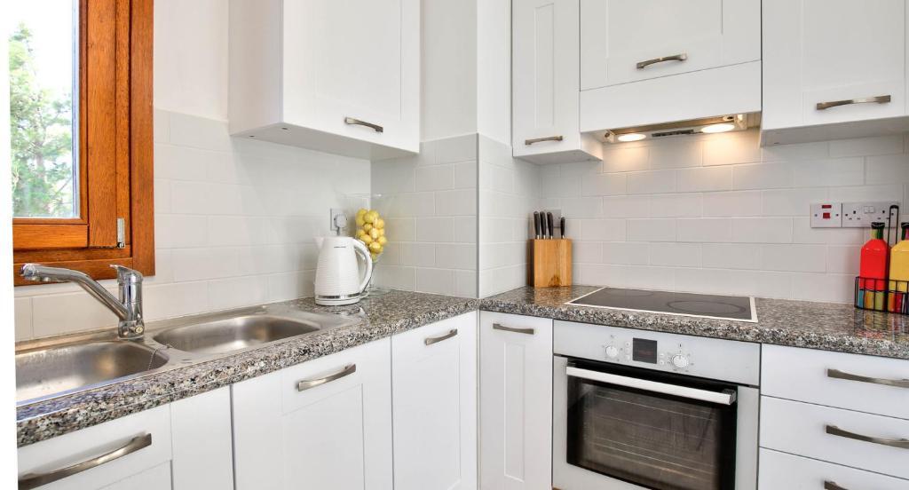 Куклия: Charming Apartment MZ11 with beautiful coastal views Aphrodite Hills Resort