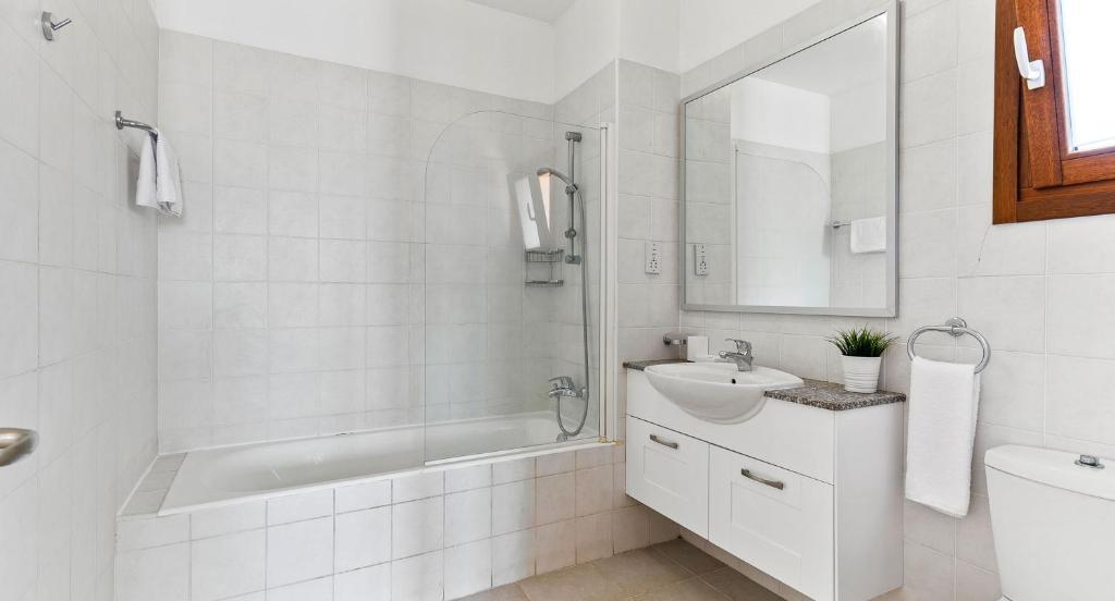 Куклия: Charming Apartment MZ11 with beautiful coastal views Aphrodite Hills Resort