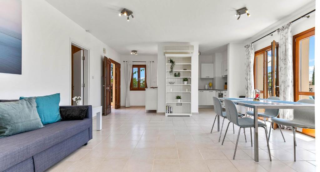Куклия: Charming Apartment MZ11 with beautiful coastal views Aphrodite Hills Resort