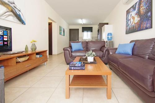 Паралимни: Mythicals Ground floor with garden 2 bed apartment