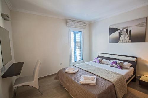Протарас: Picture Relaxing Beside Your Private Pool in Protaras Reading Your Favourite Book, Protaras Villa 1252