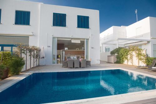 Picture Relaxing Beside Your Private Pool in Protaras Reading Your Favourite Book, Protaras Villa 1252 — фото 1