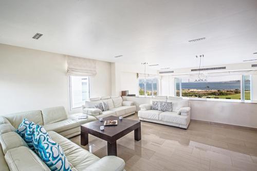 Протарас: Picture Relaxing Beside Your Private Pool in Protaras Reading Your Favourite Book, Protaras Villa 1252